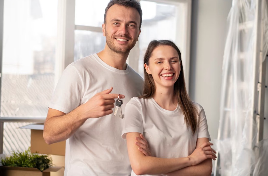 Coppia con chiavi auto traguardo vita quotidiana