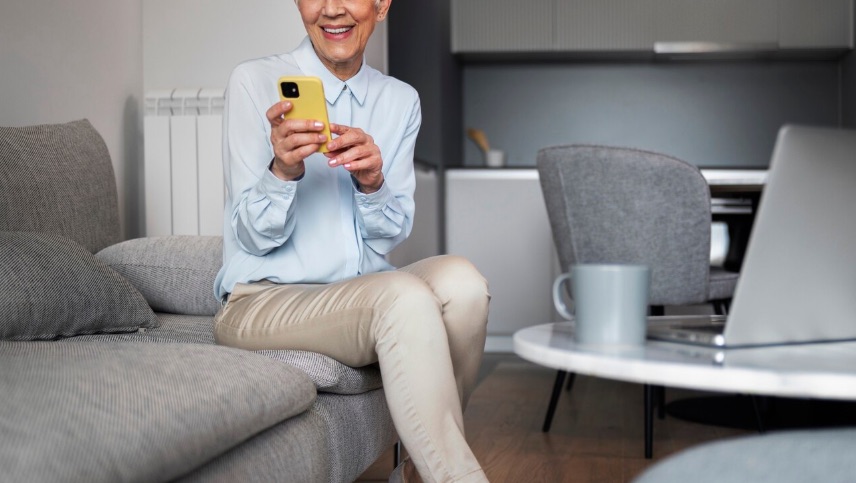 Famiglia a casa organizzazione con smartphone