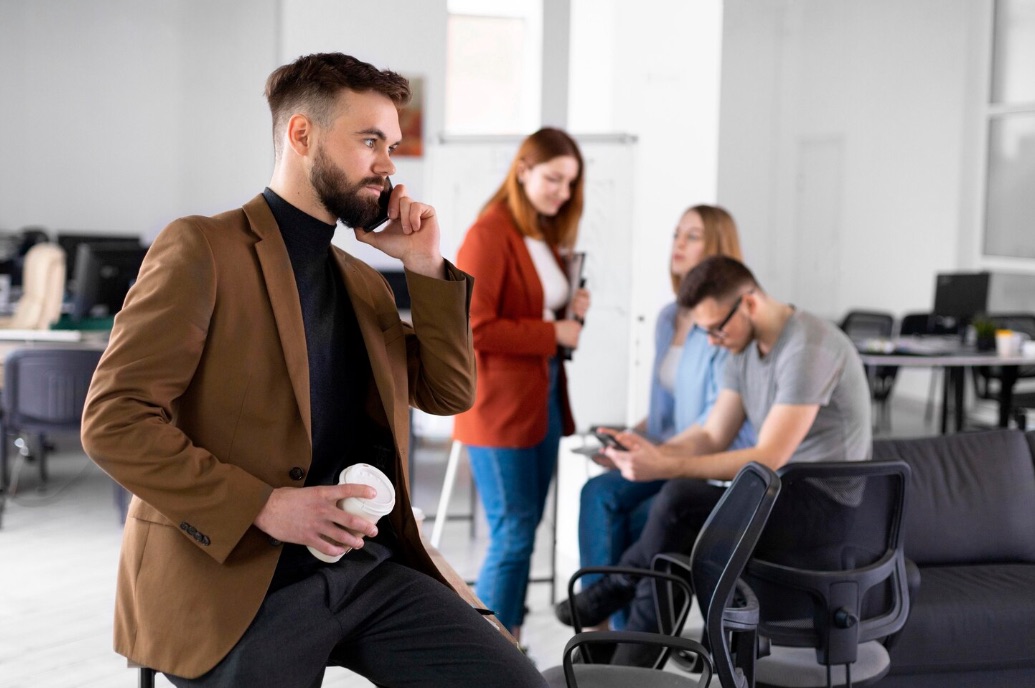 Persone in coda ufficio pubblico Italia